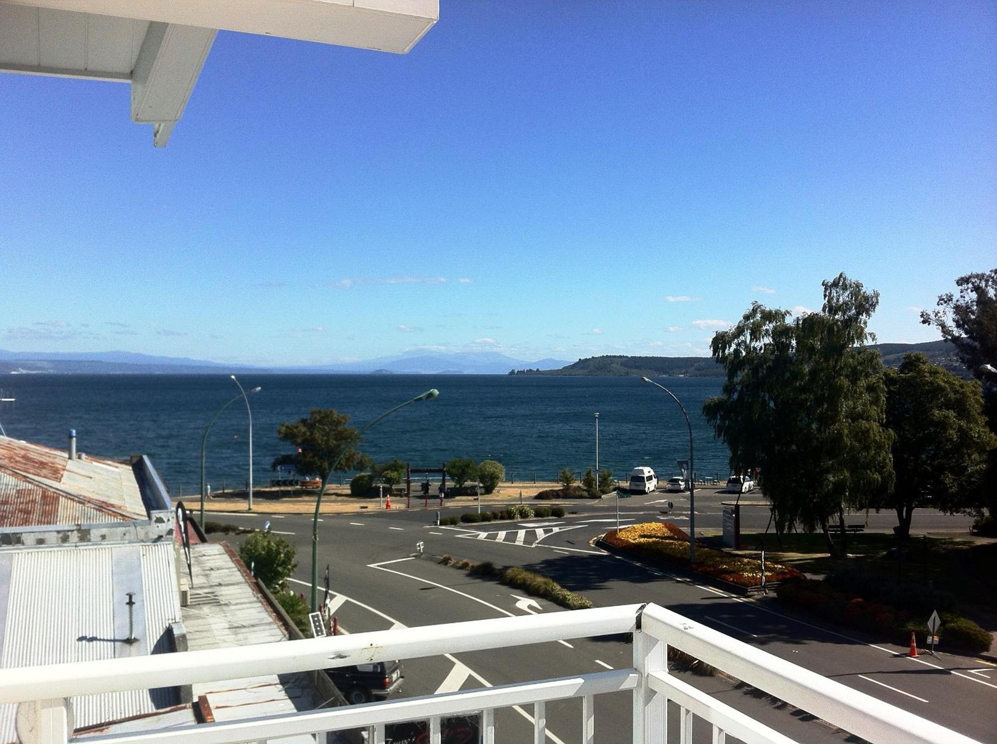 Based By The Lake Taupo Exterior photo