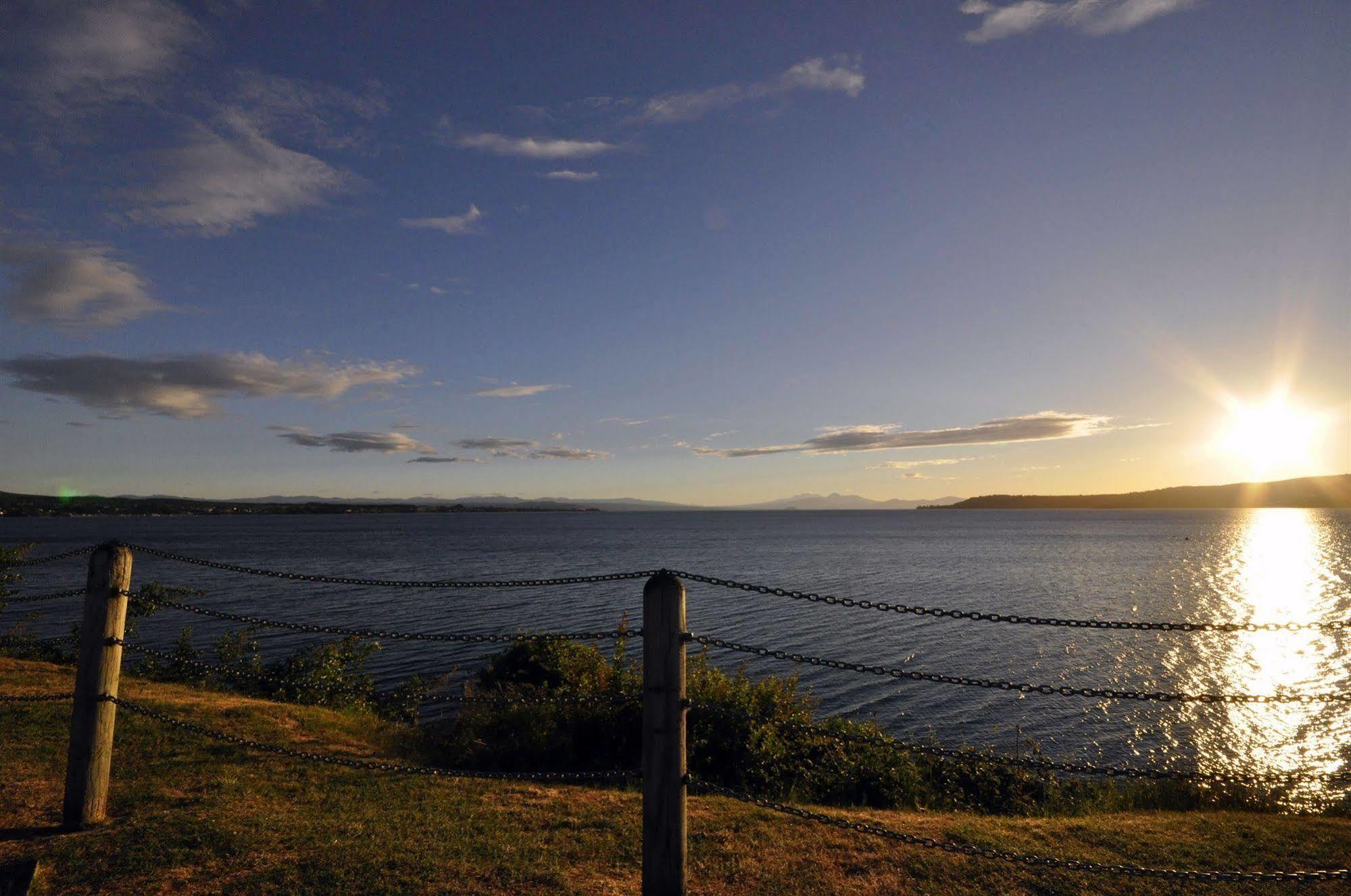 Based By The Lake Taupo Exterior photo